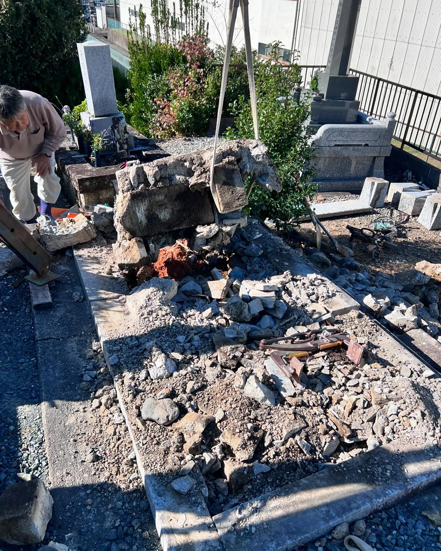 袋井市の共同墓地において、耐震施工が施されていない墓石の倒壊...