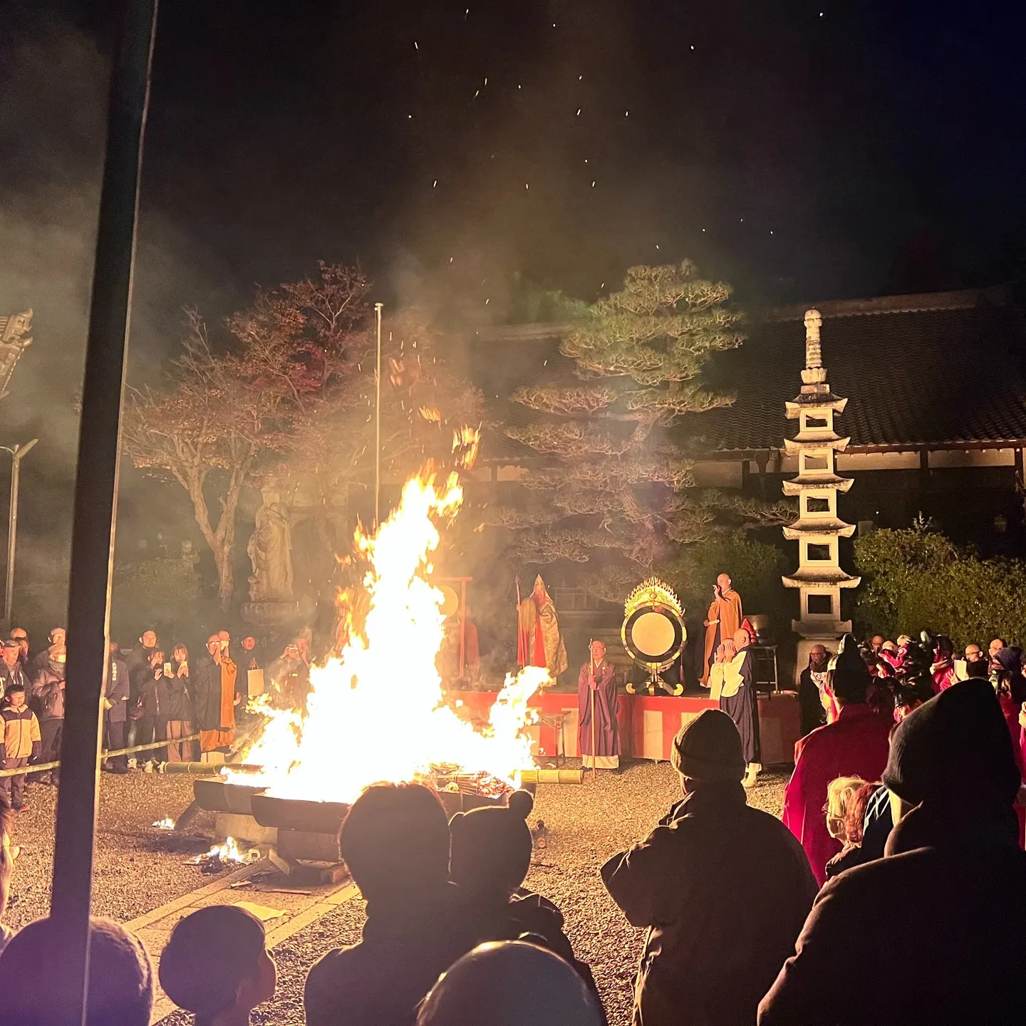 今年も袋井市の秋葉山総本殿可睡斎で行われた火祭りに参加し、火...